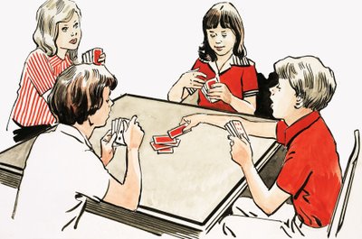 Quatro crianças a jogar às cartas de English School