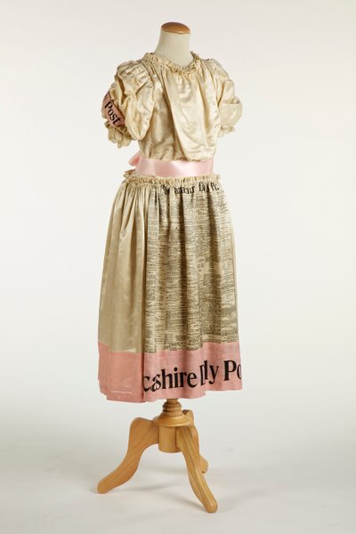 Meninas vestido extravagante, 1897 (seda, algodão e cetim) de English School