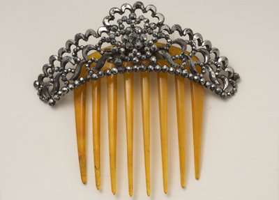 Pente de cabelo com capacete articulado (chifre sintético, aço e contas de aço branco) de English School