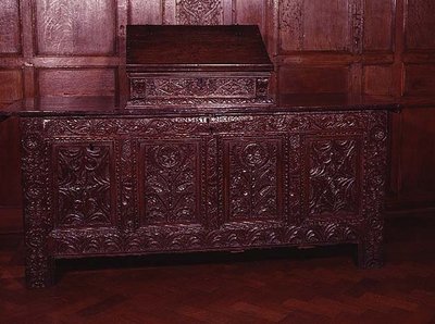Cofre embutido, com motivos arquitetônicos, final do século XVI (carvalho embutido com outras madeiras) de English School