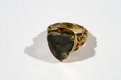 Grande anel usado por Guilherme de Wykeham, século XV (cristal e ouro) de English School