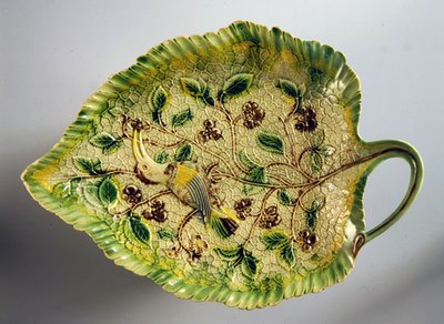 Prato em forma de folha decorado com videiras e aves exóticas, 1760-70 (cerâmica) de English School