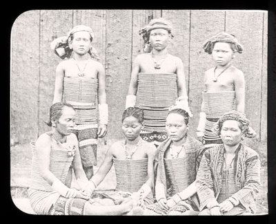 Slide de lanterna mágica mostrando mulheres do mar Dyas tribo, Bornéu c.1900 de English School