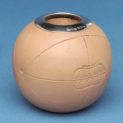Match holder na forma de uma bola de futebol, Doulton & Co., Lambeth (cerâmica) de English School