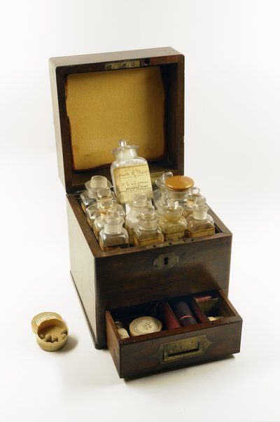 Armário de remédios usado por Florence Nightingale durante a Guerra da Criméia, 1854-56 (madeira) de English School