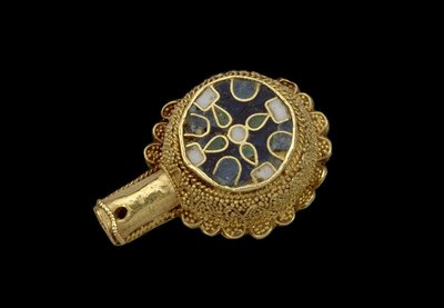 Minster Lovell Jewel, provavelmente do século XVII (esmalte e ouro cloisonne) de English School