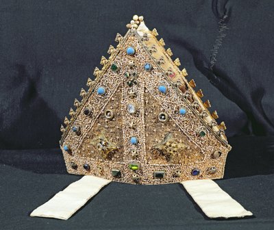 Mitra pertencente a Guilherme de Wykeham, final do século XIV ou início do século XV (tecido de ouro, pérolas, prata dourada e imitação de turquesas) de English School