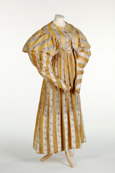 Vestido de musselina com padrão lilás abstrato impresso dentro de design de listra vertical amarelo e branco, c.1820-30 (algodão) de English School