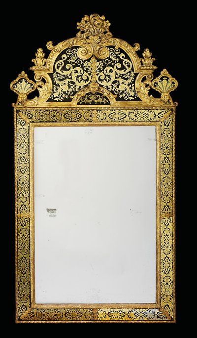 Um de um par de óculos Queen Anne Pier, c.1710 (giltwood & verre eglomise) (ver também 909137) de English School
