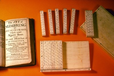 Conjunto original de Napiers Bones com estojo e publicação contemporânea, 1685 (buxo) de English School