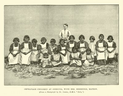 Crianças do orfanato em Ooshooia, com a Sra. Hemmings, matrona de English School
