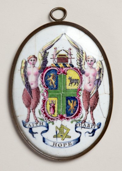 Placa oval mostrando o emblema dos maçons (esmalte) de English School