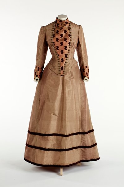Vestido de ameixa pálida, c.1885 (seda) de English School