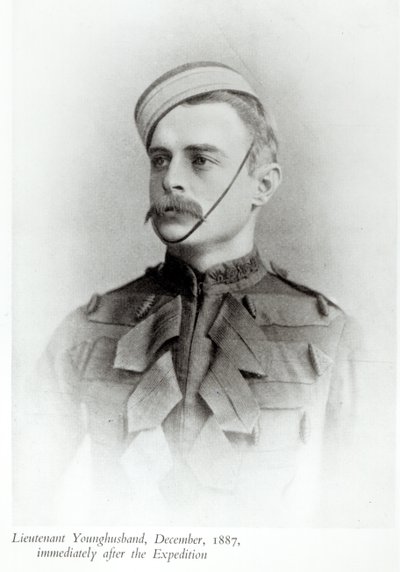 Fotografia de Sir Francis Younghusband (1863-1942) em 1887, de "O Coração de um Continente", publicado em 1937 de English School