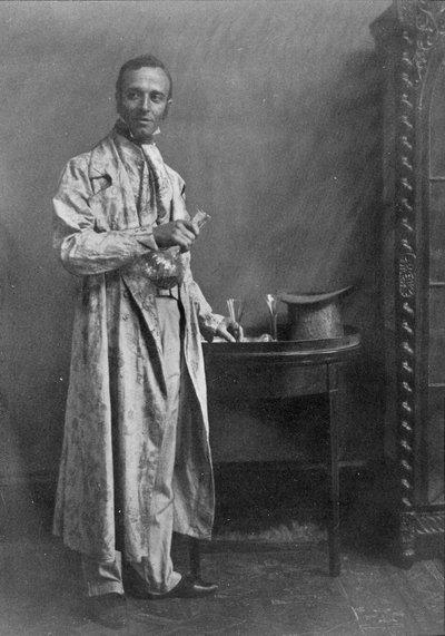Fotografia de um casaco cinza matizado de chintz florido com calças de nanquim, retiradas de Trajes Ingleses Antigos: Uma sequência de modas nos séculos XVIII e XIX, selecionadas da coleção de English School