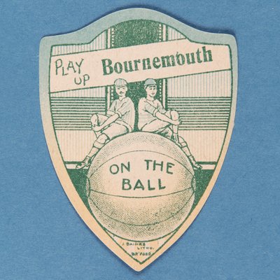 Play Up Bournemouth, cartão Baines em forma de escudo e dois futebolistas sentados em cima de uma bola de futebol grande, 1888-89 de English School