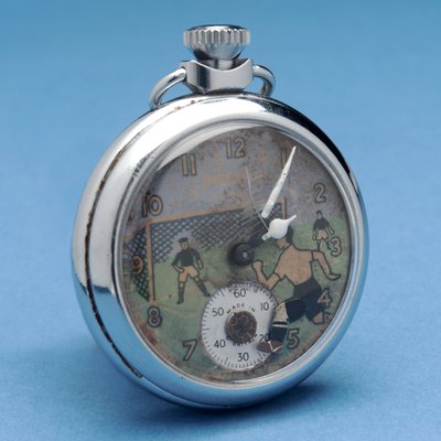 Relógio de bolso com um rosto pictórico representando um jogador de futebol (metal) de English School