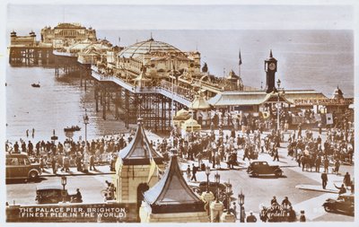 Cartão postal representando o Pier do Palácio em Brighton (depois de uma foto colorida) de English School