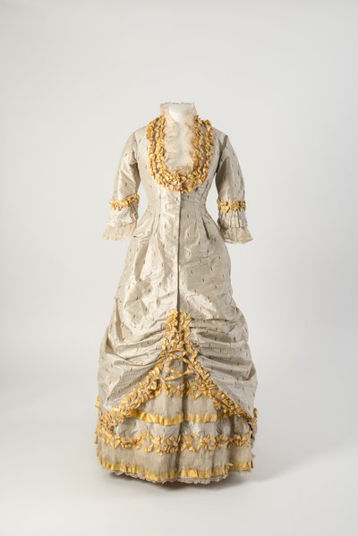 Vestido de noite da linha princesa de seda cinzenta e branca listrada estreita aparada com fita de tafetá de seda amarela coberta com rede de English School