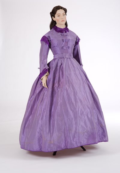 Vestido dia roxo, 1860 (tafetá de seda listrado) de English School