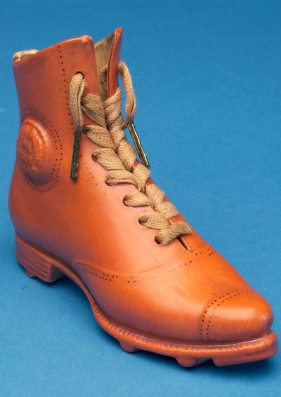 Bota de futebol réplica com laços marcados com a patente de Stevens (cerâmica) de English School
