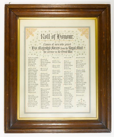 Rolo de Honra, homens da Casa da Moeda Real que se juntaram às forças durante a Primeira Guerra Mundial, c.1918 (caneta e tinta sobre papel em moldura de madeira) de English School