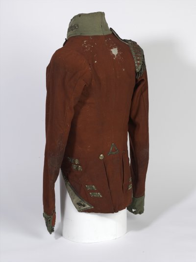 Capa de cauda curta, Oficial de Companhia Ligeira, 2º Regimento Bn 69th (South Lincolnshire), usado durante a Campanha Waterloo pelo Tenente Henry Anderson, c.1815 (tecido escarlate e verde com botões dourados) de English School