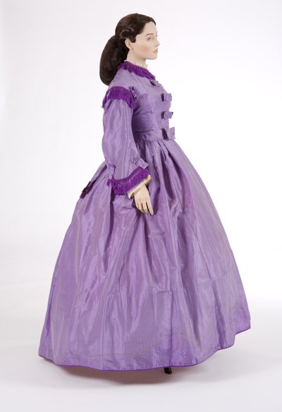 Vista lateral de um vestido de dia roxo, de 1860 (tafetá de seda listrado) de English School