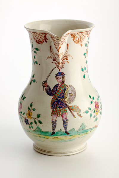 Jarro de Staffordshire decorado com figura em traje de Highland, 1755 (louça de barro salgada) de English School