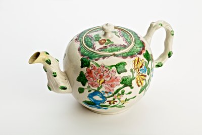 Bule de Staffordshire decorado com crisântemos, 1760 (louça de barro salgada) de English School