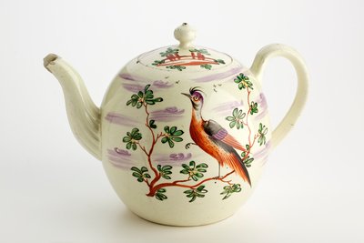 Bule de Staffordshire decorado com pássaros exóticos e construção entre árvores, c. 1765-75 (creamware) de English School