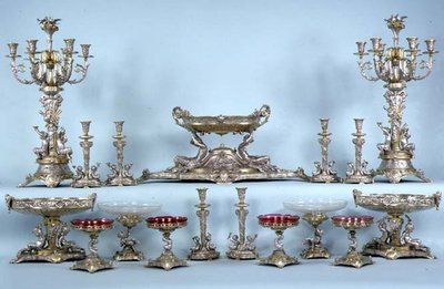 Móveis de mesa, provavelmente desenhados por Leonard Morel-Ladeuil, por Elkington and Co, Birmingham de English School