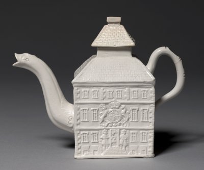Bule, feito na Staffordshire Factory, Grã-Bretanha, modelado por Aaron Wood de English School