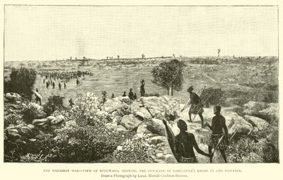 A guerra de Matabele, vista de Buluwayo, mostrando a paliçada de Lobengulas kraal à distância de English School
