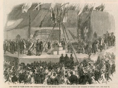 O Príncipe de Gales, que estabelece a pedra fundamental do Britsih e do Foreign Bible Societys, novos edifícios de English School