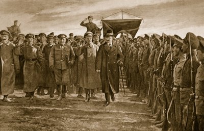 Trotsky, Russias Bolshevist Commisary for War, inspecionando um regimento dos Letts, que formaram a elite do Exército Vermelho, 1914-19 de English School