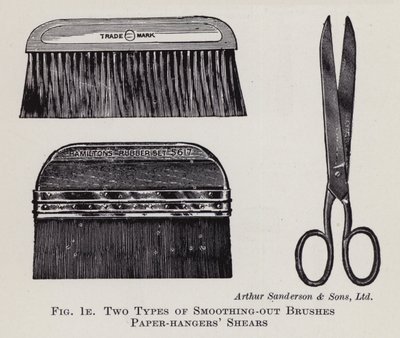 Dois tipos de escovas alisadoras, tesouras para pendurar papel (litho) de English School