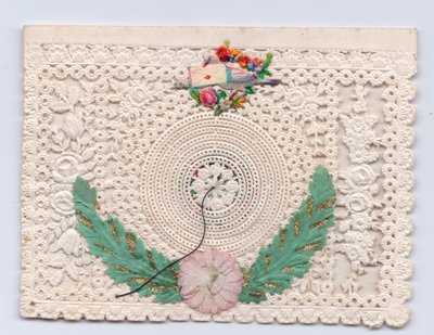 Cartão de felicitações da colmeia vitoriana com uma pomba segurando um envelope, c.1880 (renda de papel) de English School