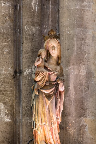 Virgem com o Menino, conhecida como Notre-Dame de la Nef. Século XIV (Alabastro) de English School
