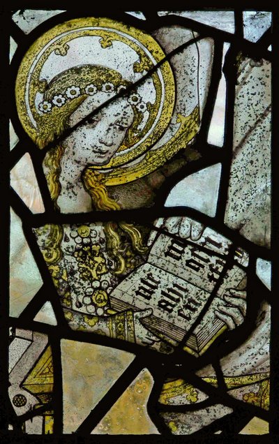 Janela que representa Santa Ana Ensinando a ler - detalhe da Virgem Maria (vitral) de English School
