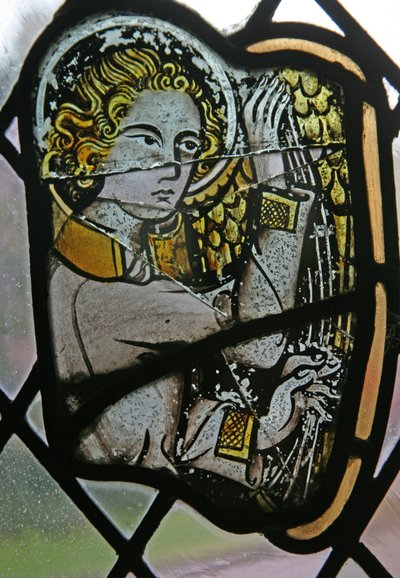 Window in th Cloisters representando um anjo músico com uma harpa de English School