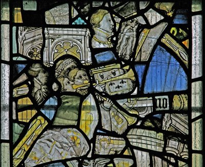 Os detalhes da janela s3 incluem trompetistas, fragmentos de uma cena da Crucificação, cabeças e detalhes arquitetônicos de English School