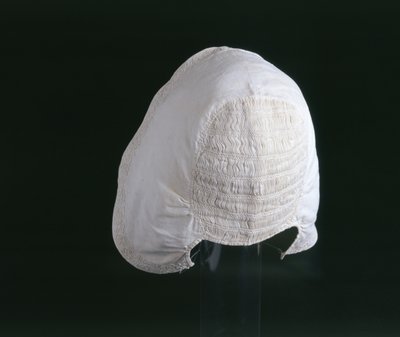 Boné de criança pequena, meados do século XVII (têxtil) de English School