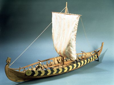 Modelo de um navio Viking encontrado em Gokstad, Noruega em 1880 (madeira) de English School English School