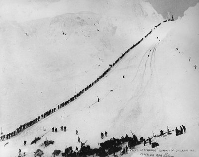 Empacotadores a subir o cume do Passo Chilkoot, de 
