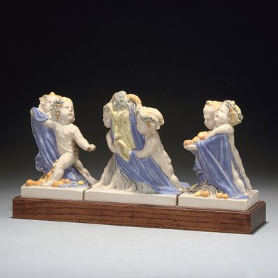 Grupo figurativo de três peças sobre plinto de Eric Bradbury
