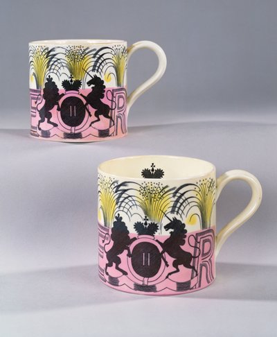 Um par de canecas de Wedgewood em comemoração à coroação de Sua Majestade a Rainha Elizabeth II, 1953 de Eric Ravilious