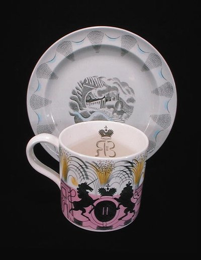 Caneca de coroação e prato 
