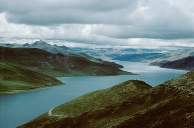 Lago Yamdrog, rota sul de Shigatse para Lhasa, Tibete (foto) de Erich Lessing