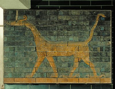 Criatura mítica com cabeça de gazela, corpo de leão e cauda de serpente de Erich Lessing